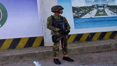 جندي يقف خارج مقر انعقاد قمة قادة دول غرب إفريقيا في العاصمة النيجيرية أبوجا
